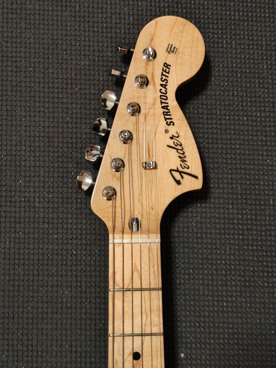 Fender Japan TRADNLⅡ70sSTRAT MN White Ash Body Maple Neck Hard Case Included