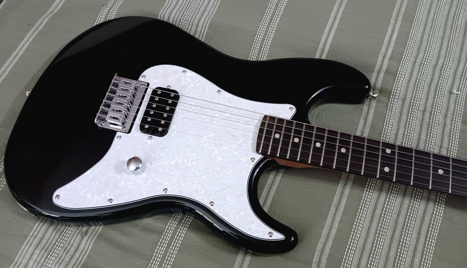 Jet JS-400 HT BK Electric Guitar (Tom DeLonge Style Hardtail strat) – Jet Black