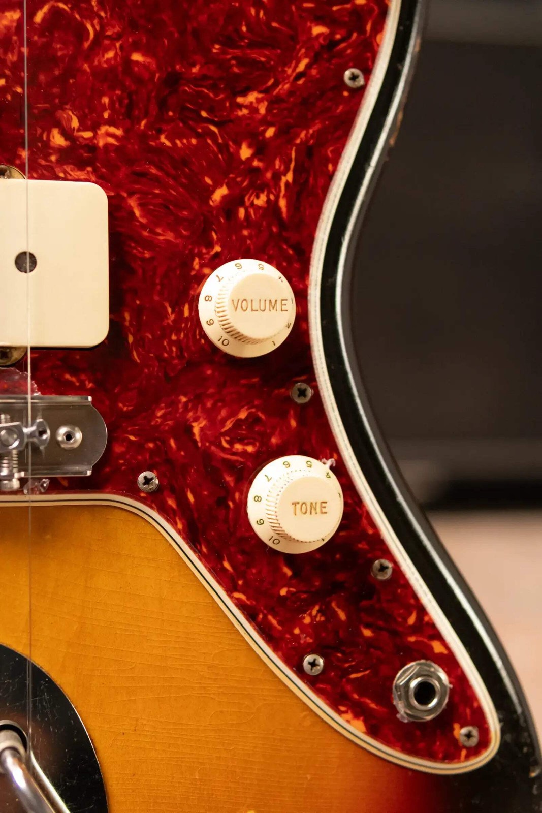 Fender Vintage 1962 Jazzmaster Electric Guitar – 3-Tone Sunburst with Hardshell
