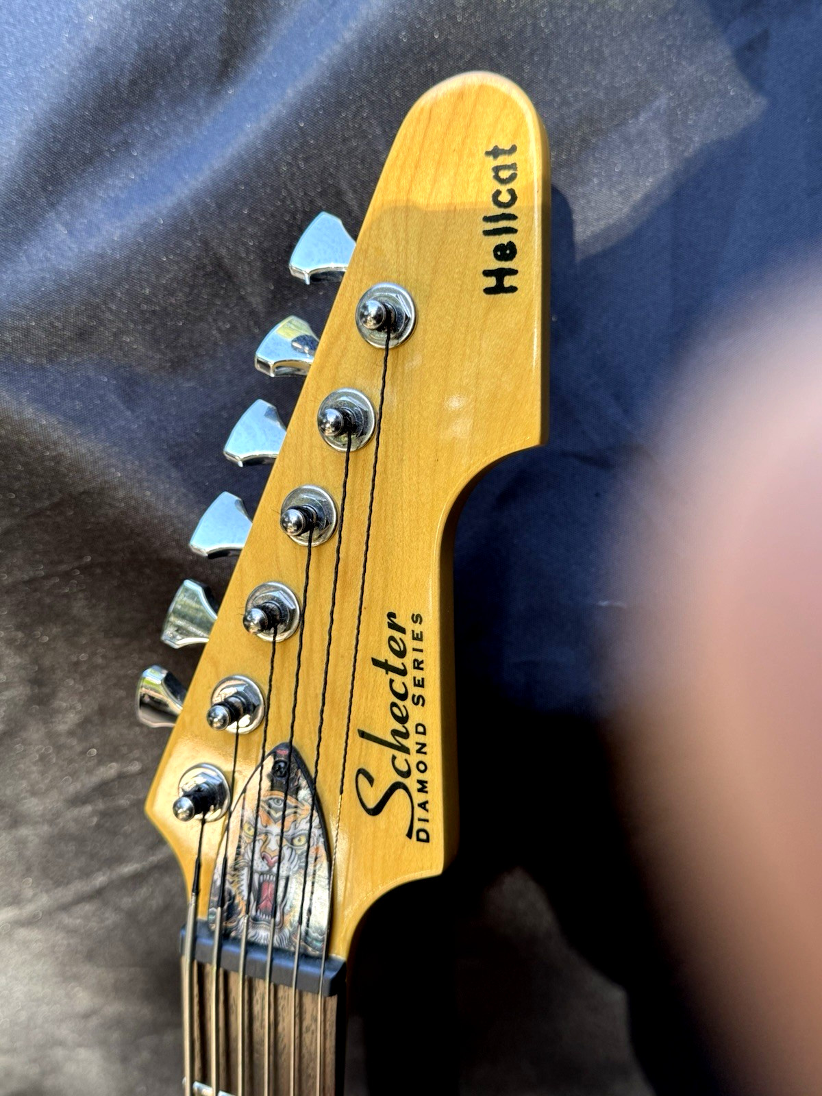Schecter Guitar Research Hellcat VI Extended-Range Guitar 3-Tone Sunburst