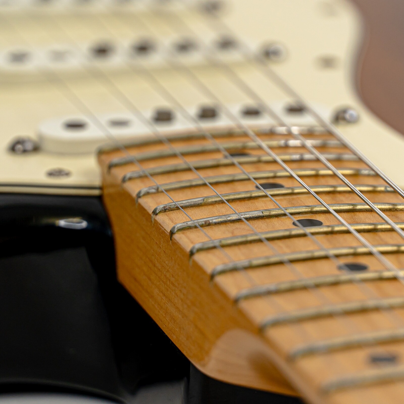 ’09 Fender Stratocaster Std. 2-Tone Sunburst w/ Maple Fretboard, Fender Gigbag