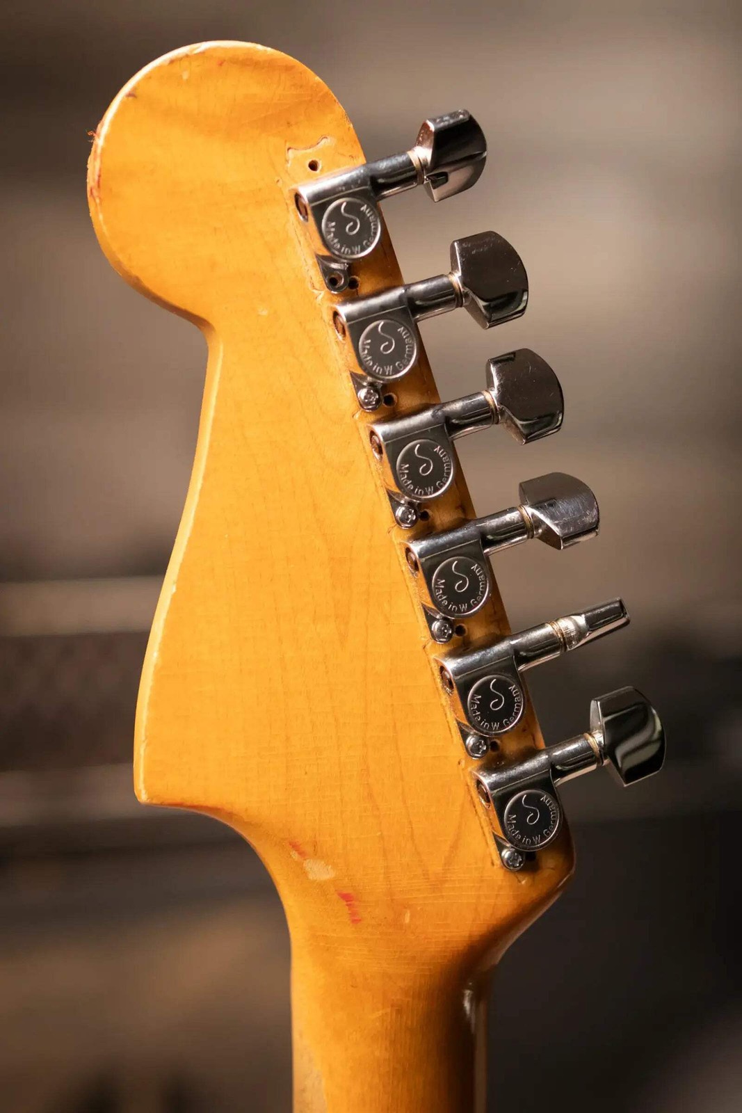 Fender Vintage 1962 Jazzmaster Electric Guitar – 3-Tone Sunburst with Hardshell