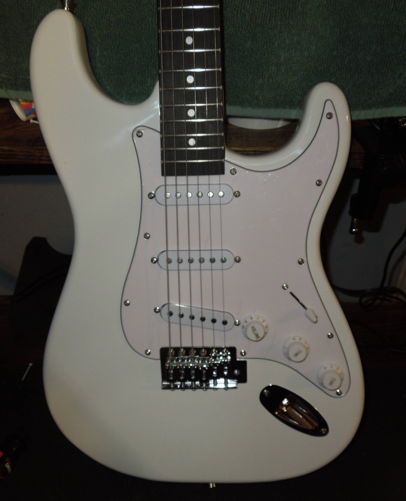ELCTRIC GUITAR STRATOCASTER STYLE /WHITE