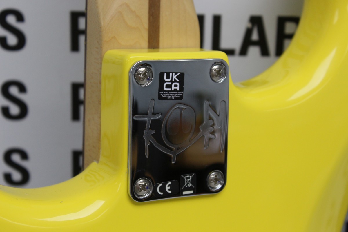 Fender Stratocaster Tom Delonge Graffiti Yellow Deluxe Edition Guita (C32042235)