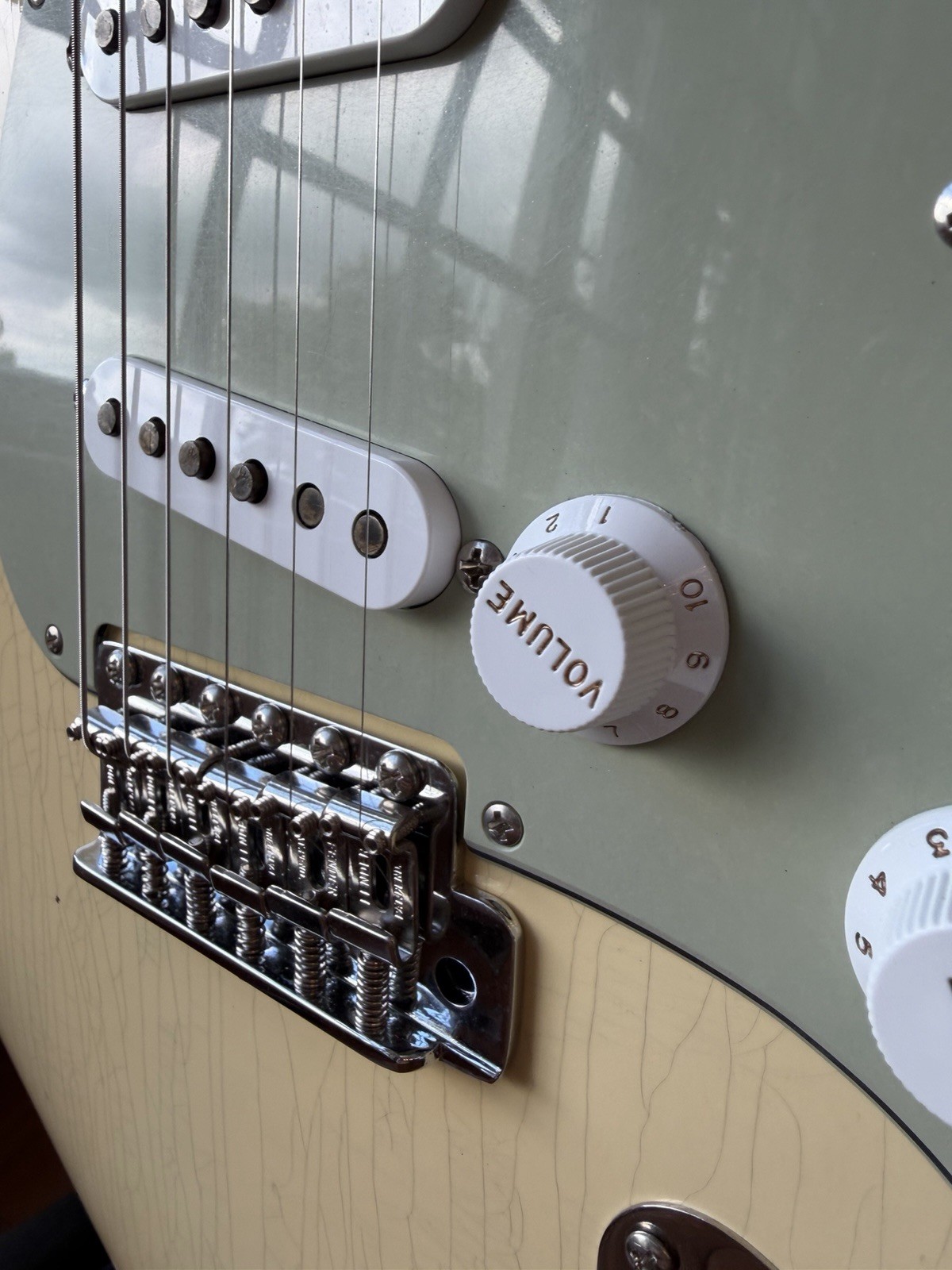 2025 Fender Custom Shop ‘65 Stratocaster W25 Journeyman – Aged Vintage White
