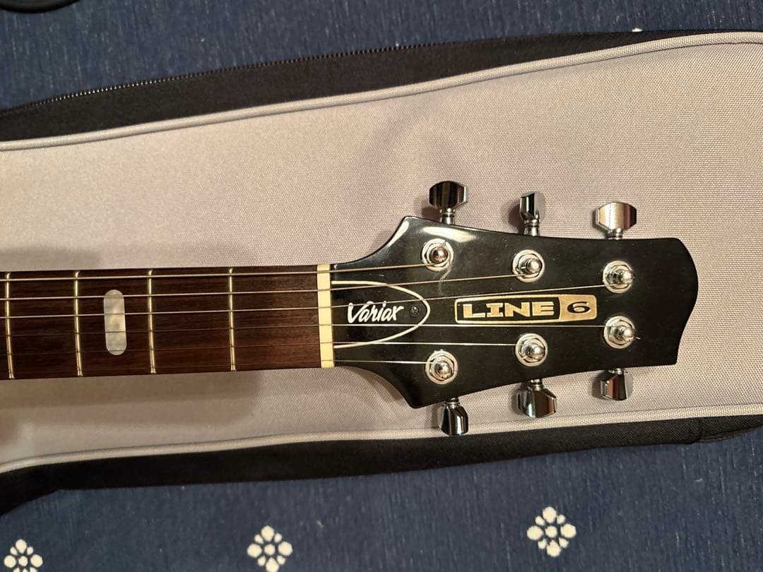 Line6 Variax 700 Modeling Guitar With Case USED