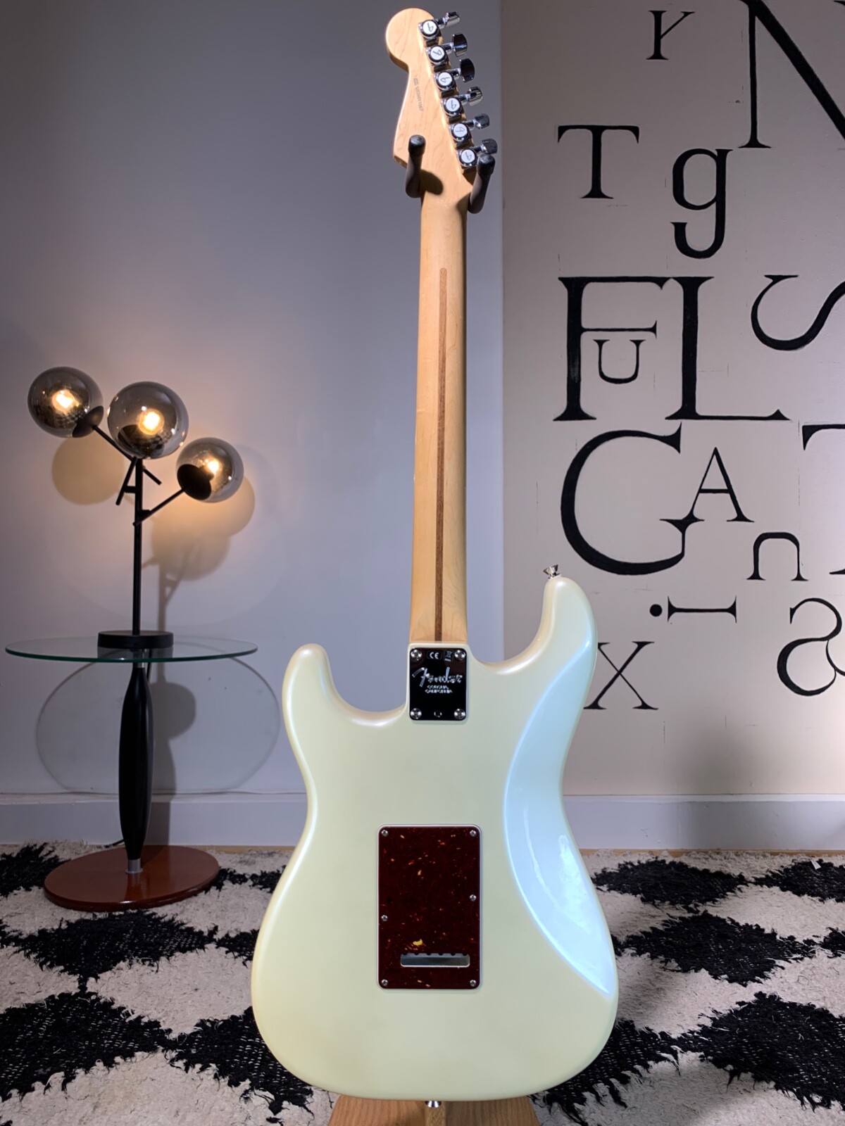 Fender Limited Edition American Showcase Stratocaster Olympic White pearl 7.8lb