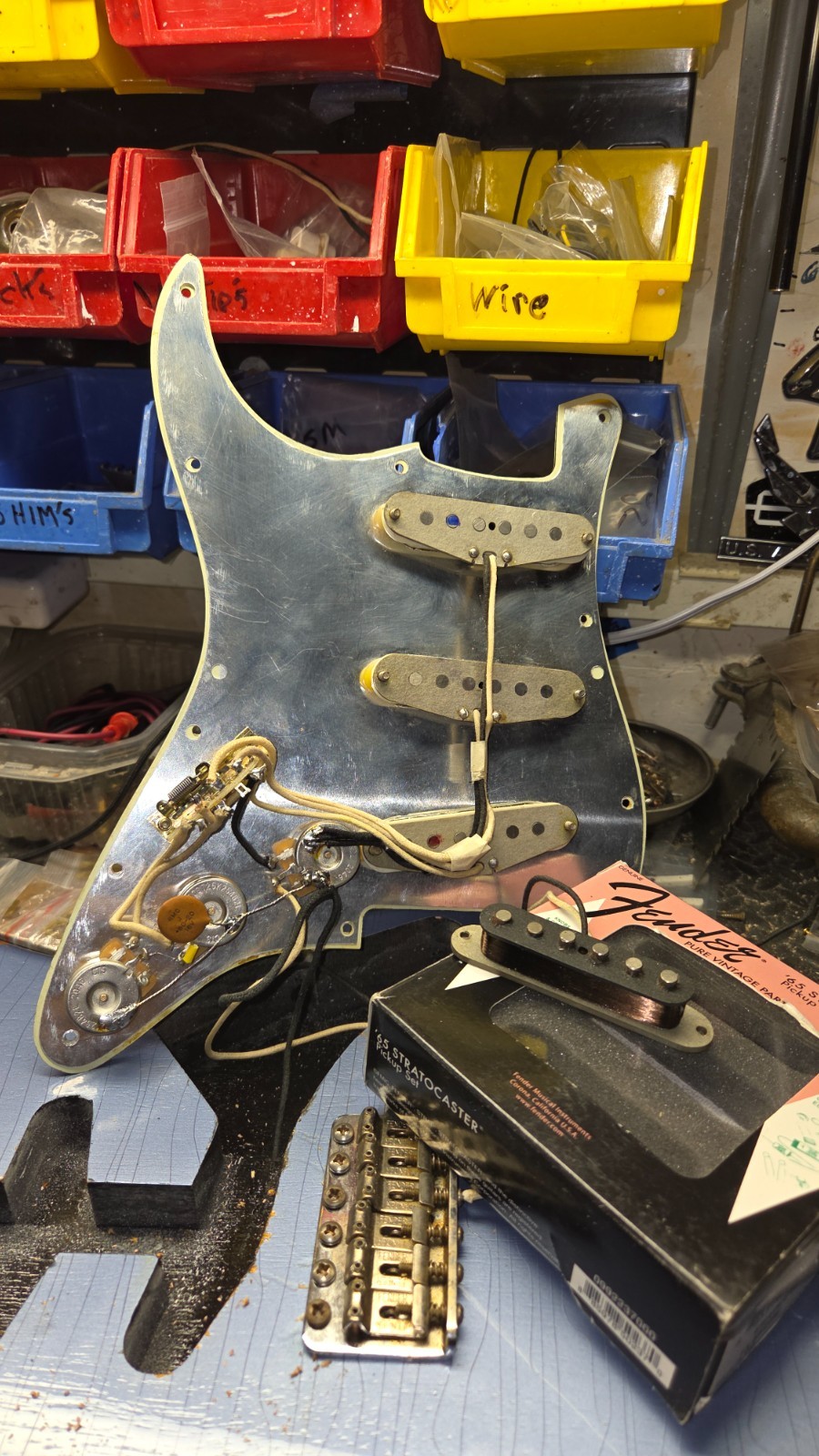 Fender Strat Relic Tribute ICE BLUE over 3 Tone SB, Alder Body Maple Fender