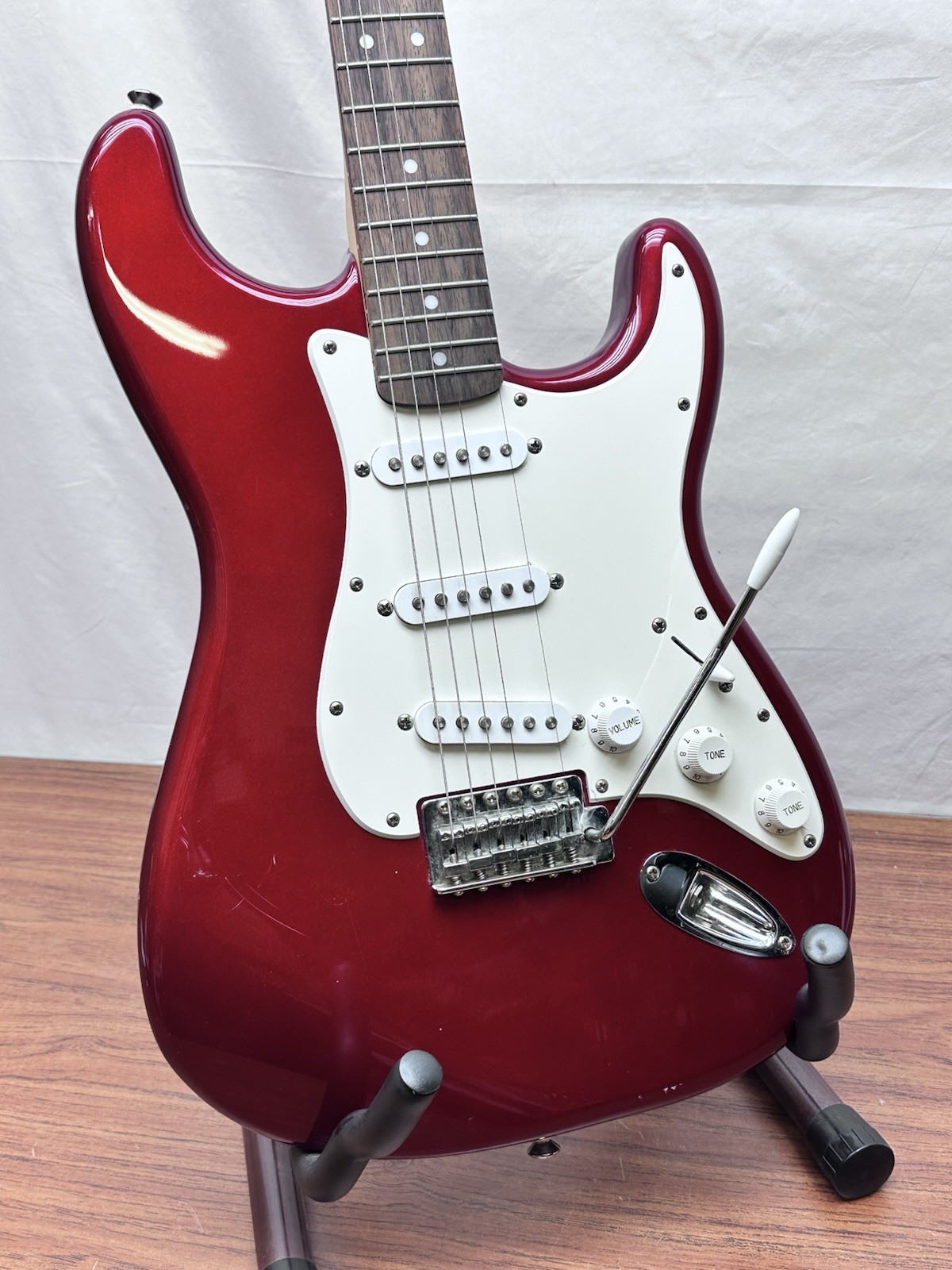 Squier Affinity Stratocaster Electric Guitar 6 String – Torino Red