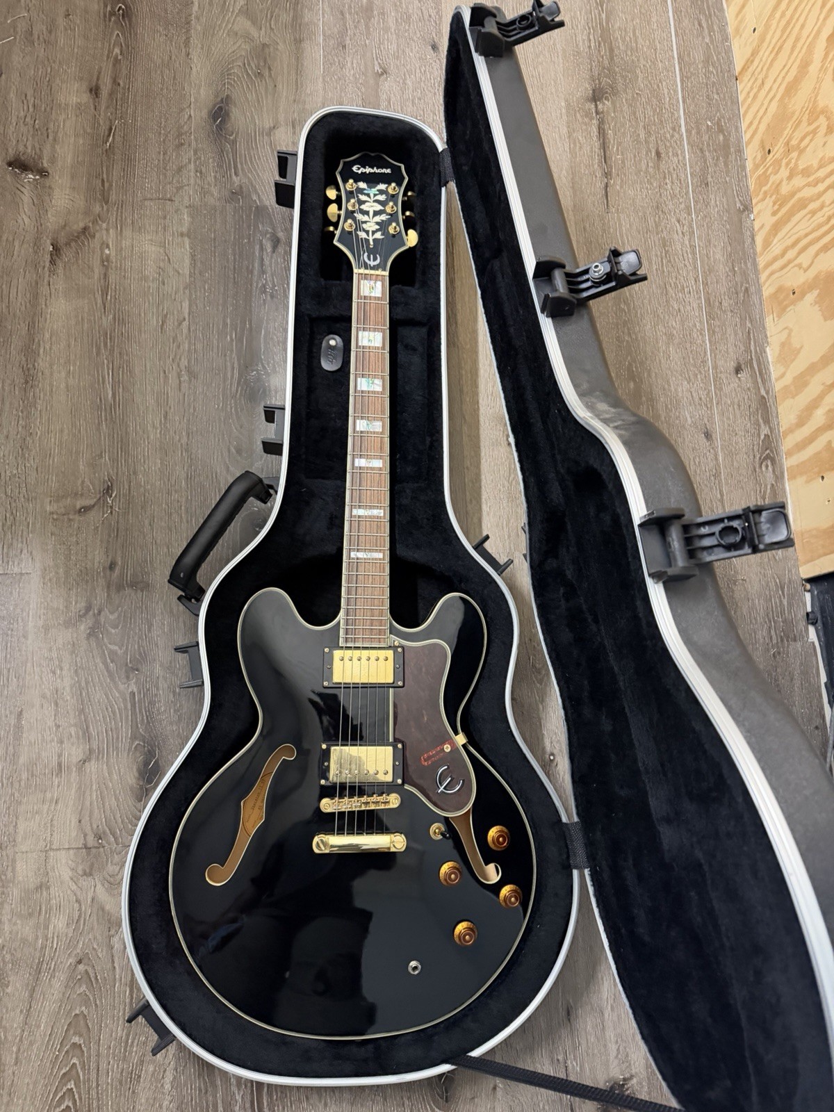 Epiphone Sheraton II Pro – Ebony Black W/Hard shell Case