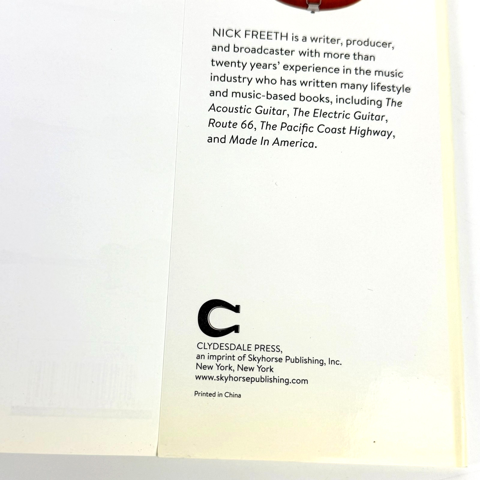 The Illustrated Directory of Guitars by Nick Freeth 2011 HARDCOVER w Dust Jacket