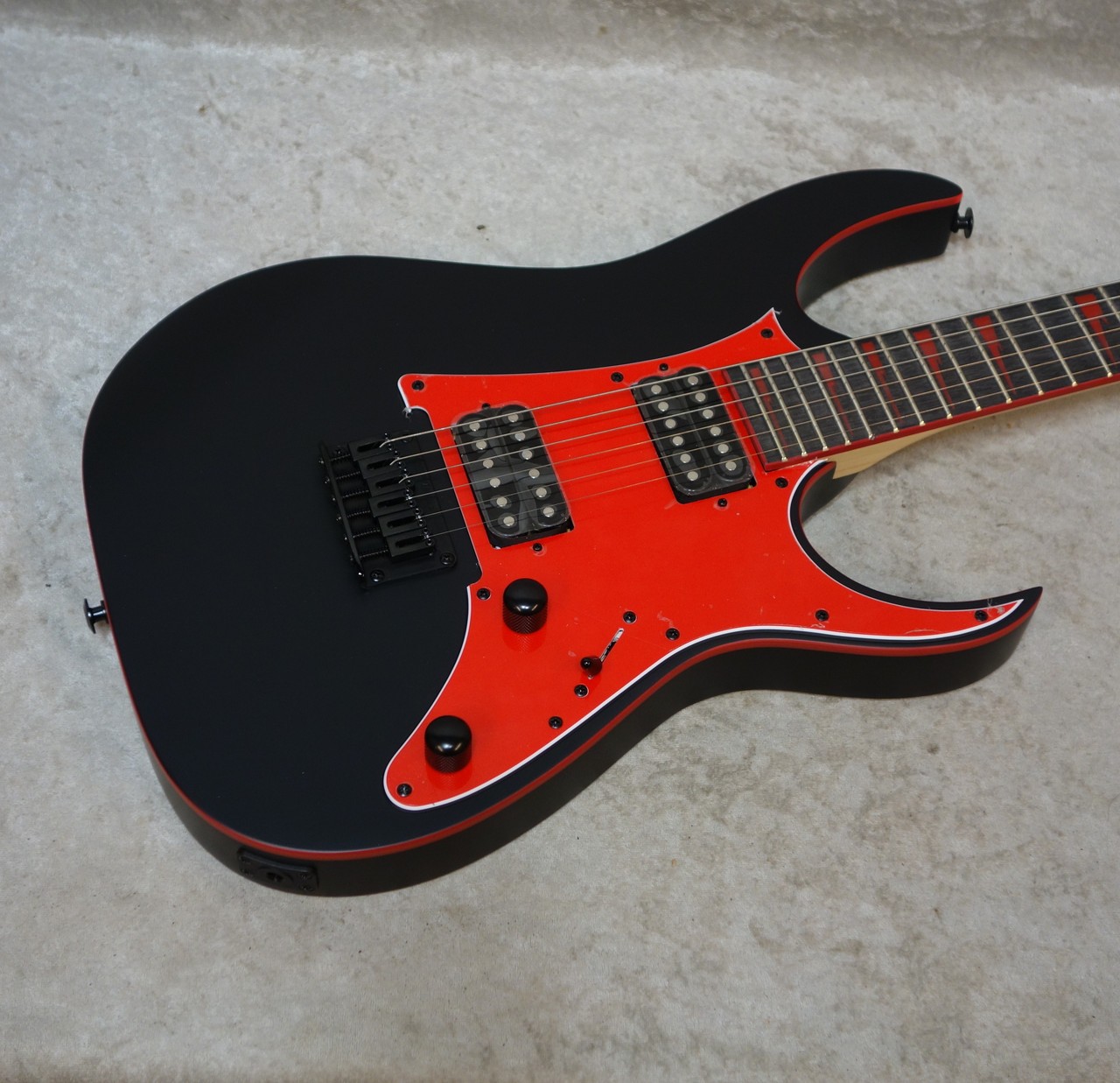 Ibanez Gio GRG131DX RG SERIES Electric Guitar / Black Flat  Red