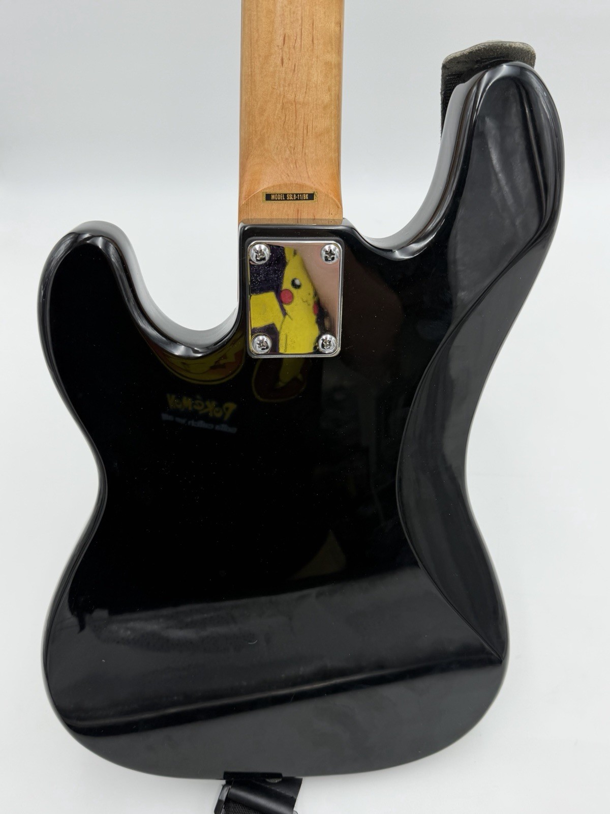 Silvertone SSLB 11/BK Electric Bass Guitar w/ Shoulder Strap & Qwik Tune + Case