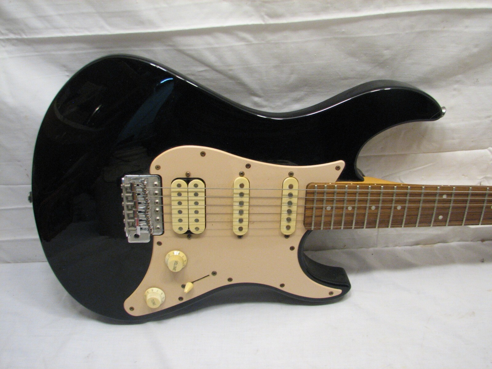 Yamaha EG 112C Fat Strat Copy Electric Guitar and Gig Bag