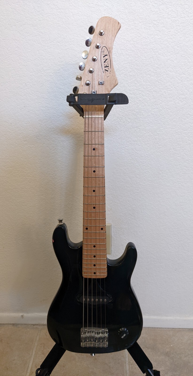 ZENY ELECTRIC GUITAR, 30″ FOR KIDS, RIGHT HAND STRATOCASTER STYLE, PREOWNED 