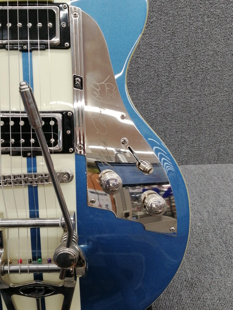 Duesenberg DTV-MC Mike Campbell Signature Metallic Blue with White Germany