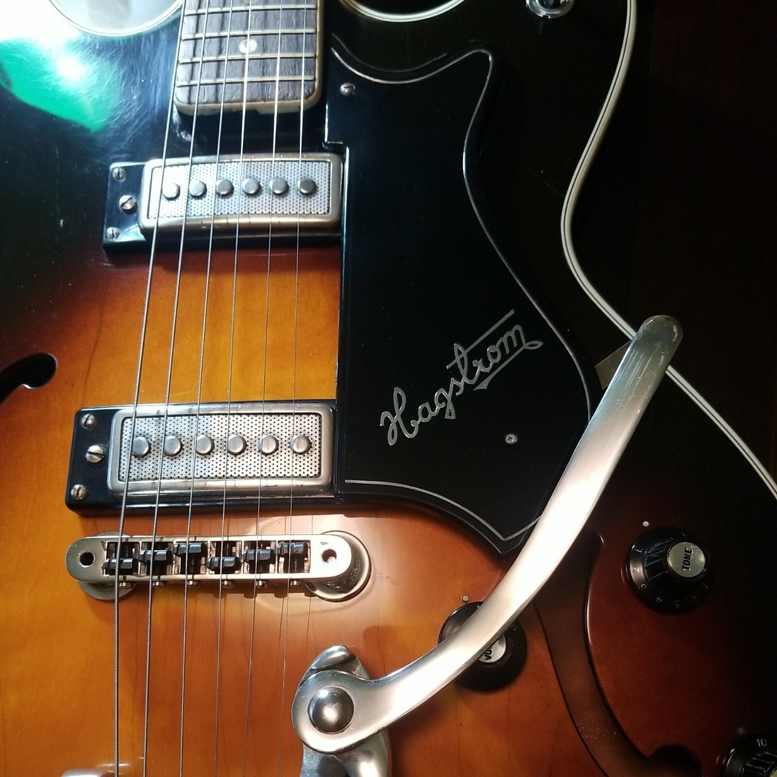 1967 – Hagstrom V 1 – Viking – Sunburst w/Bigsby Tremlo – Excellent Condition
