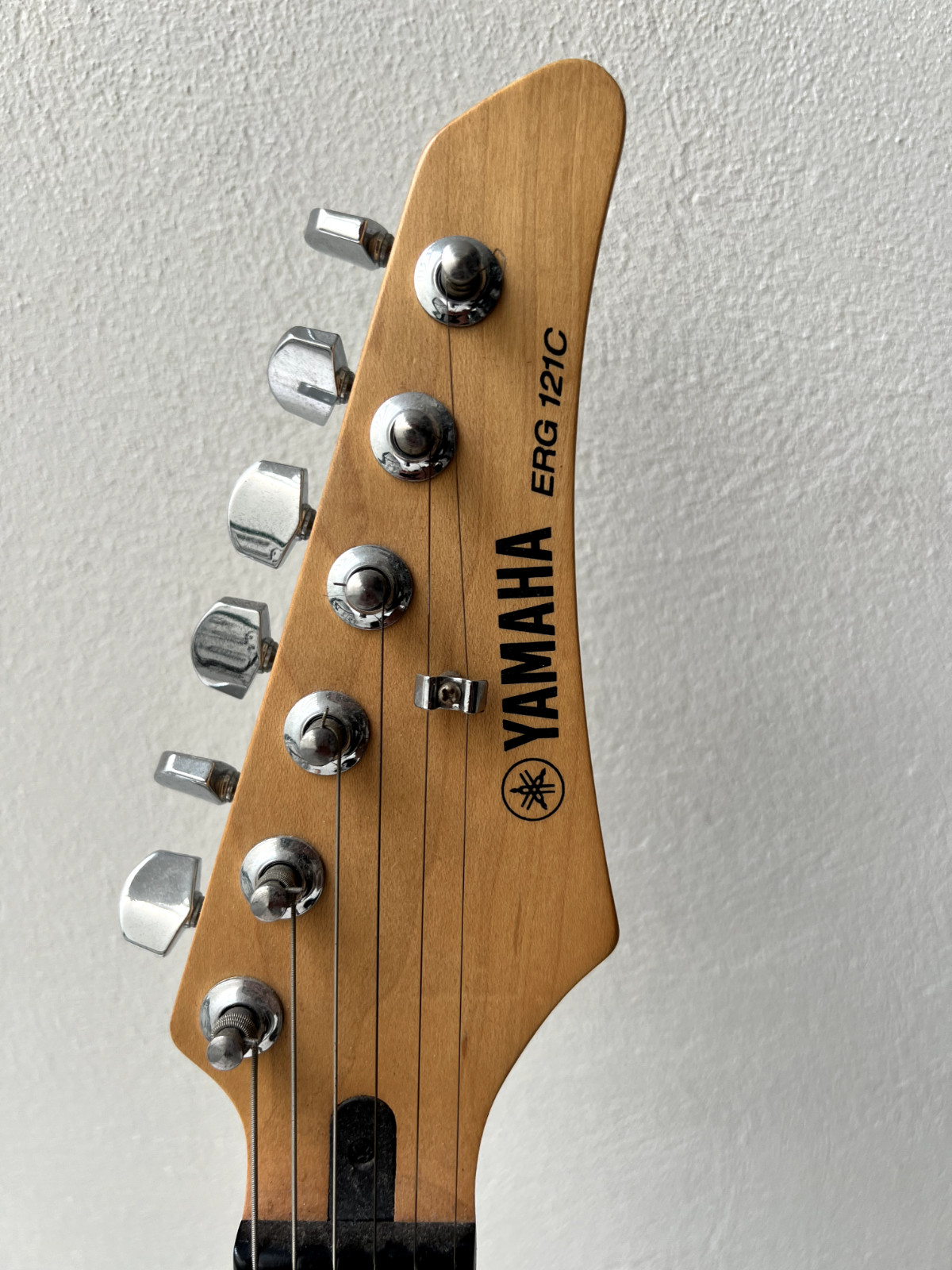 Guitarra Eléctrica Yamaha ERG 121C (equipo completo y accesorios).