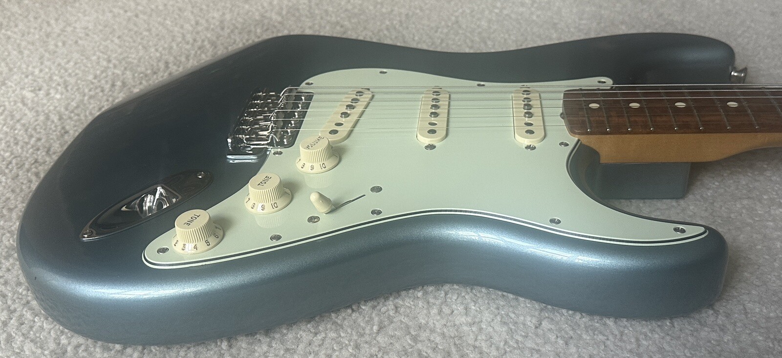 2019 Fender® Vintera 60’s Stratocaster Ice Blue Metallic w/Hard Case EXCELLENT!