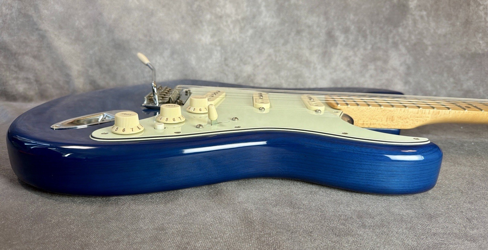 Fender MIM Deluxe Players Stratocaster Electric Guitar Sapphire Blue Mini Switch