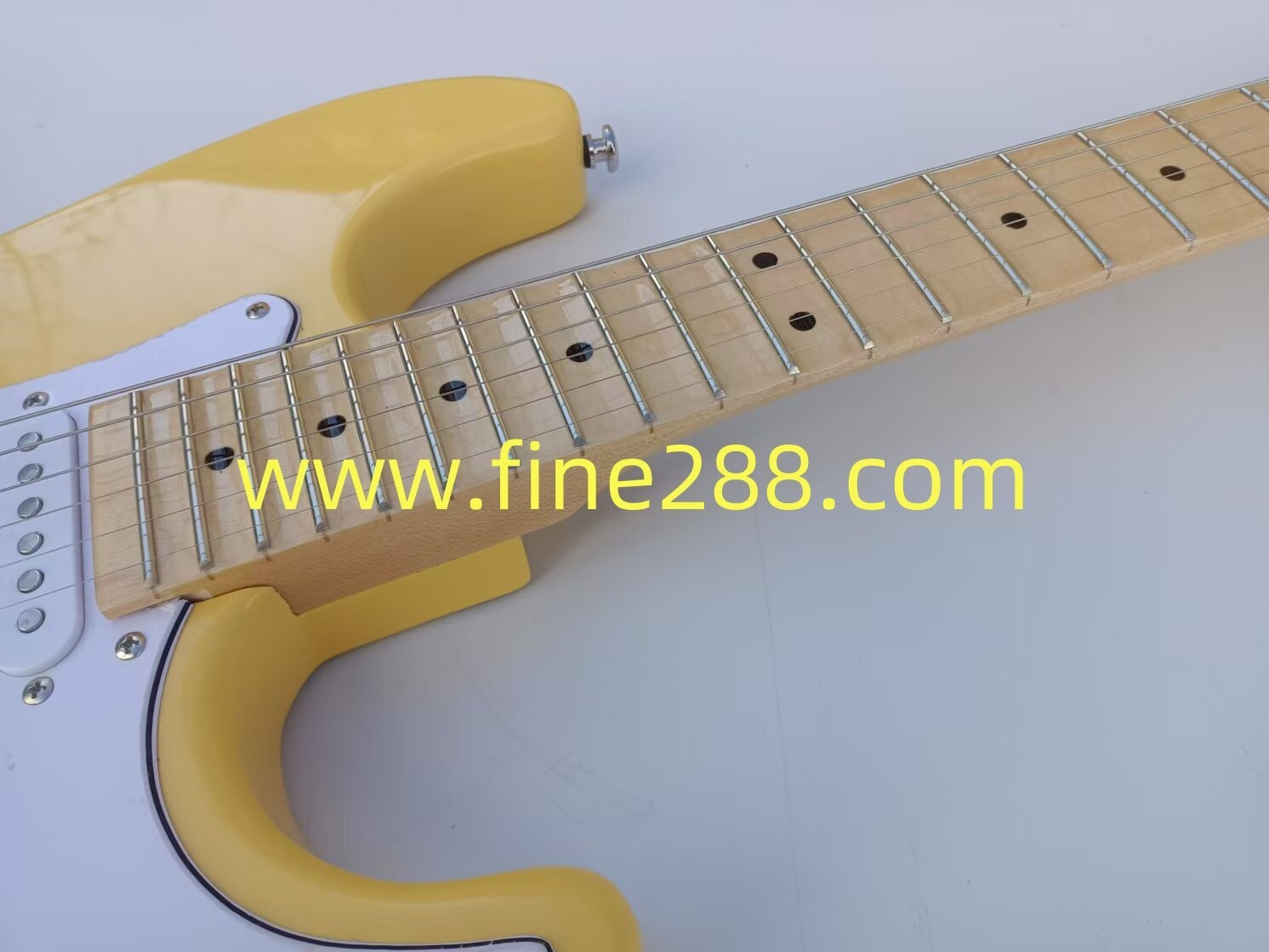 yellow color 6 string st electric guitar groove maple fingerboard round fret