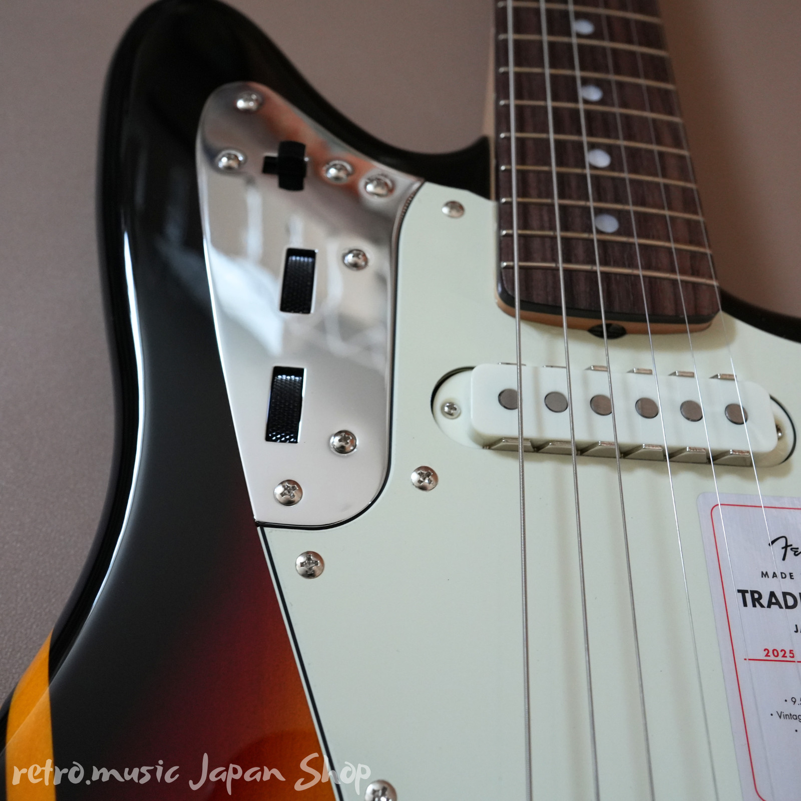 Fender MIJ Traditional 2025 60s Jaguar Competition 3-Color SunburstAged Natural