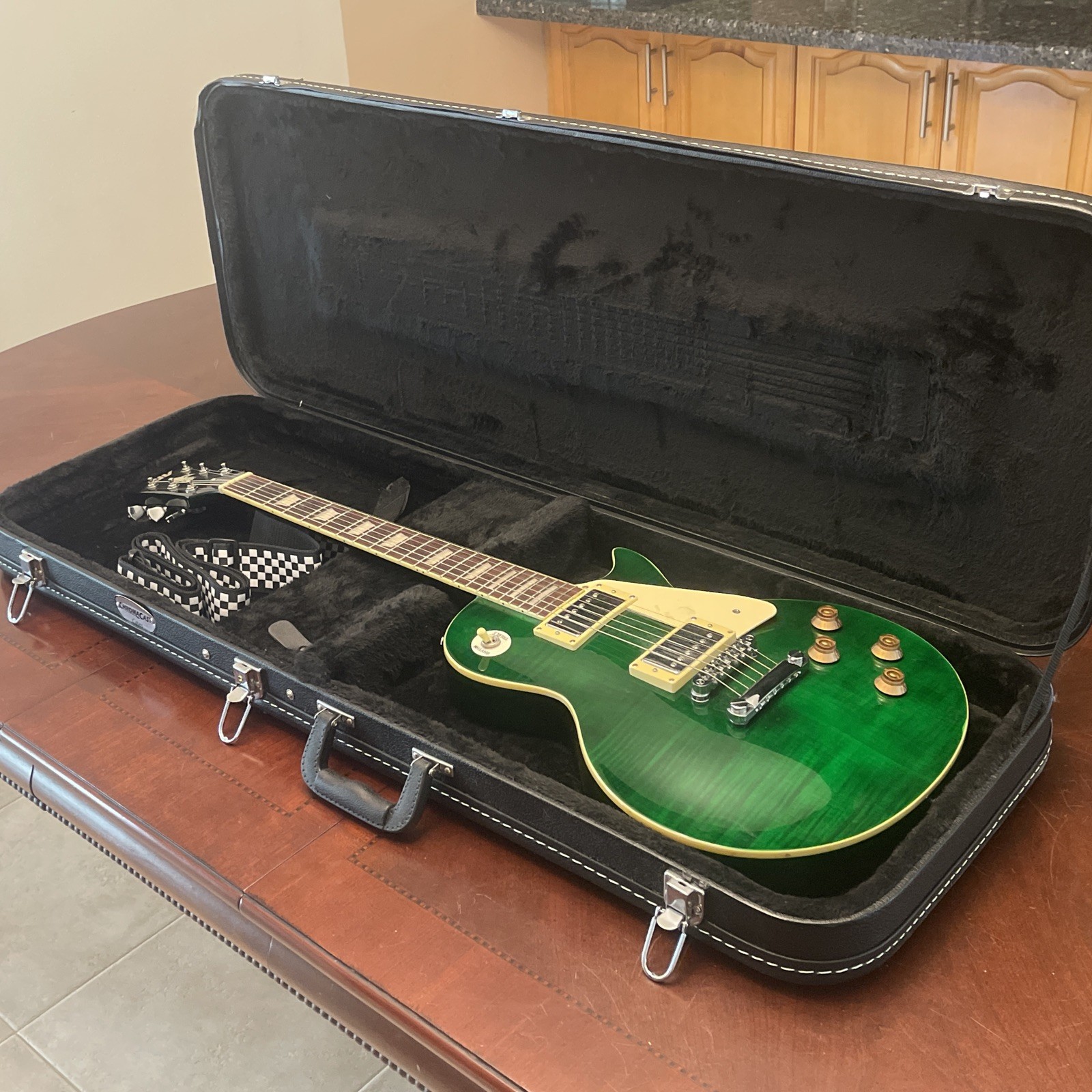 iyv les paul With Chroma Cast Hard Case Plus Extra Strings, Picks, etc.