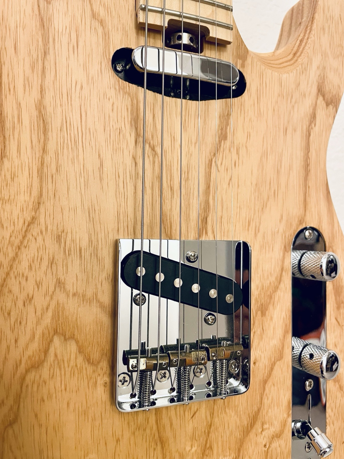 2016 Chapman ML3 Traditional Natural Ash Body Carved Top With Roadrunner Case