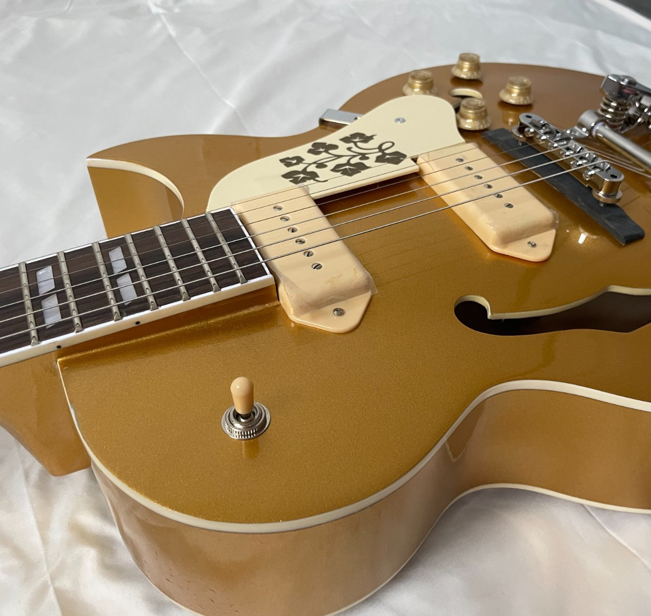 F-Hole Semi-Hollow Jazz Electric Guitar P90 Pickup Silver Large Tremolo System