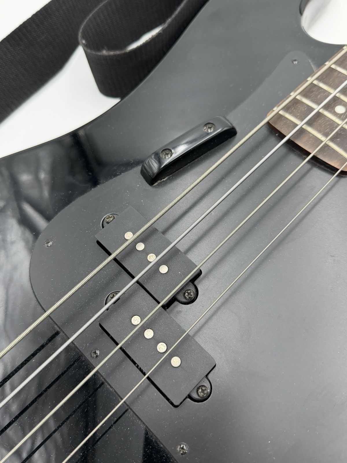 Silvertone SSLB 11/BK Electric Bass Guitar w/ Shoulder Strap & Qwik Tune + Case
