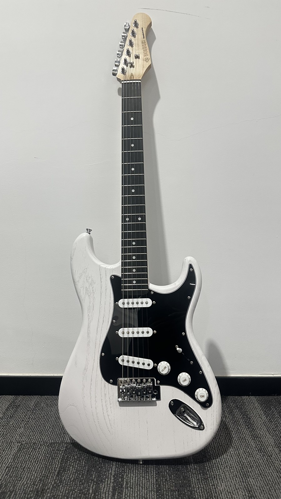 🎸Donner DST-80 Electric Guitar Bundle With Amplifier Gig Bag SSS Pickup | White