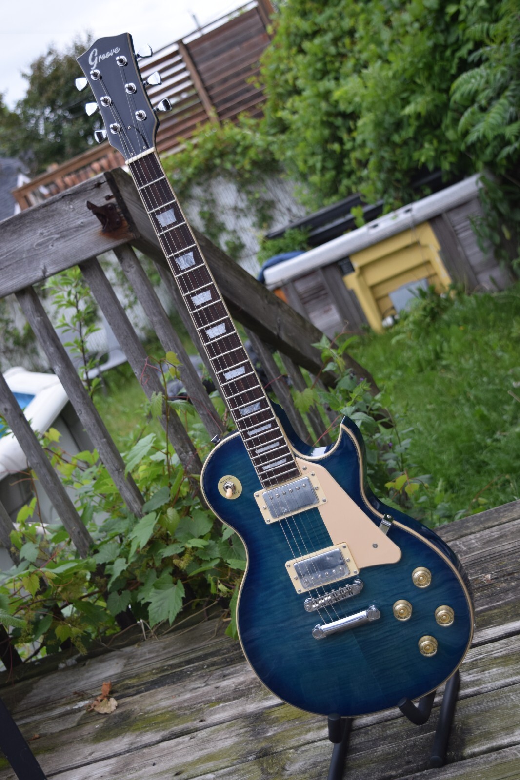 Electric Guitar Mahogany Body Maple Top into Blue Finish (Groove Canadian Brand)