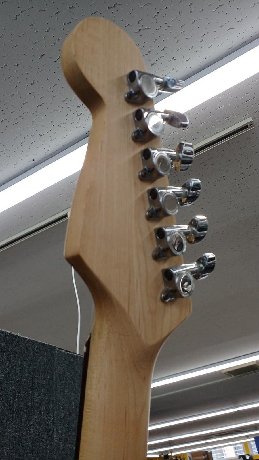 BUSKER’S ST Used Poplar body Maple neck Engineering wood fingerboard Red
