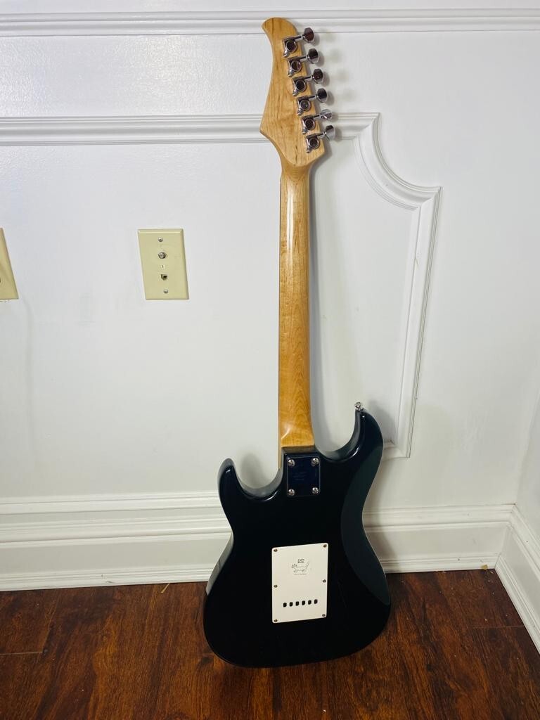 Silvertone SS11 Electric Guitar with Case
