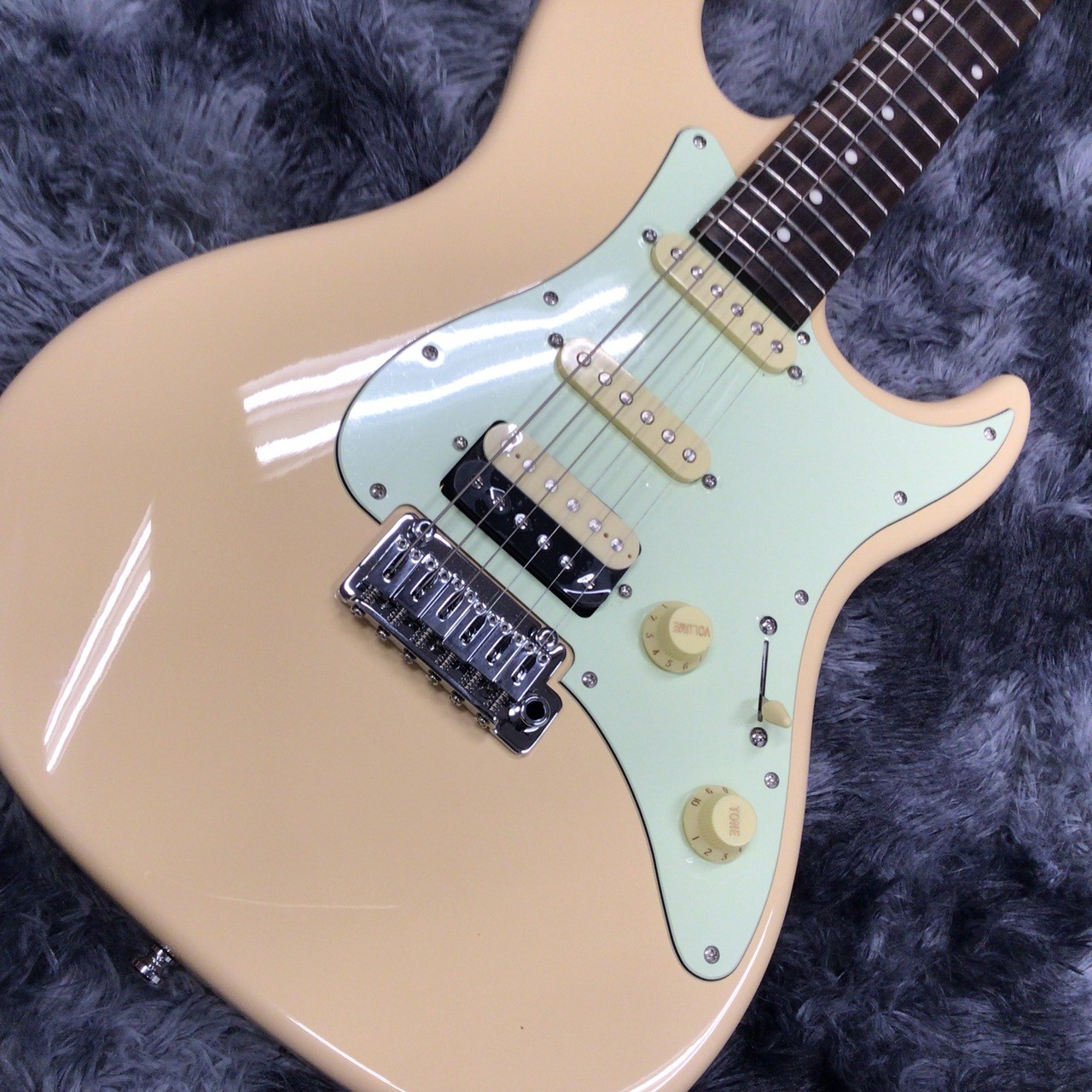 Sire Larry Carlton S3 Vintage White Electric Guitar 3.84kg Used