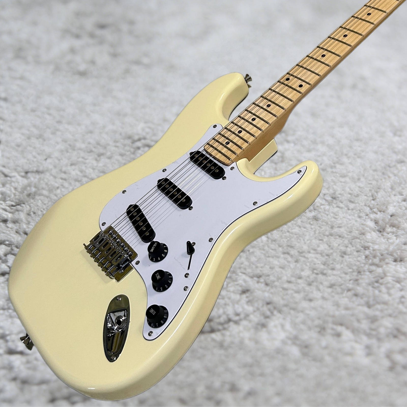 ST Electric Guitar Cream Yellow Color Mahogany Body Maple Fretboard Big Head