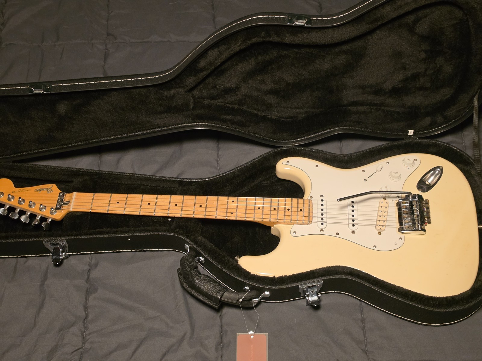 1986 Fender Stratocaster MIJ Boxer ST557 – Olympic White – w/ New hardshell case