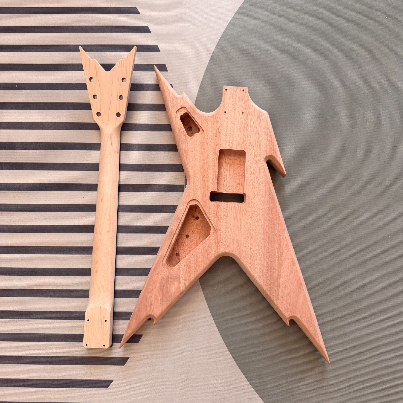 DIY Junior V‑Style electric guitar kit Maple Neck BK part Tremolo System razor