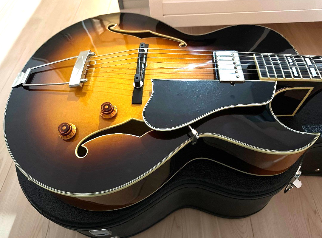 Eastman Hollow Body Guitar AR-175CE Sunburst w/Hardcase