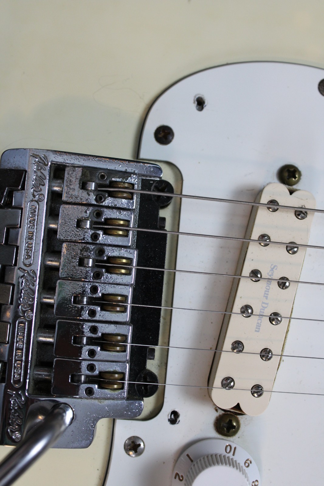 1986 Fender Stratocaster MIJ Boxer ST557 – Olympic White – w/ New hardshell case