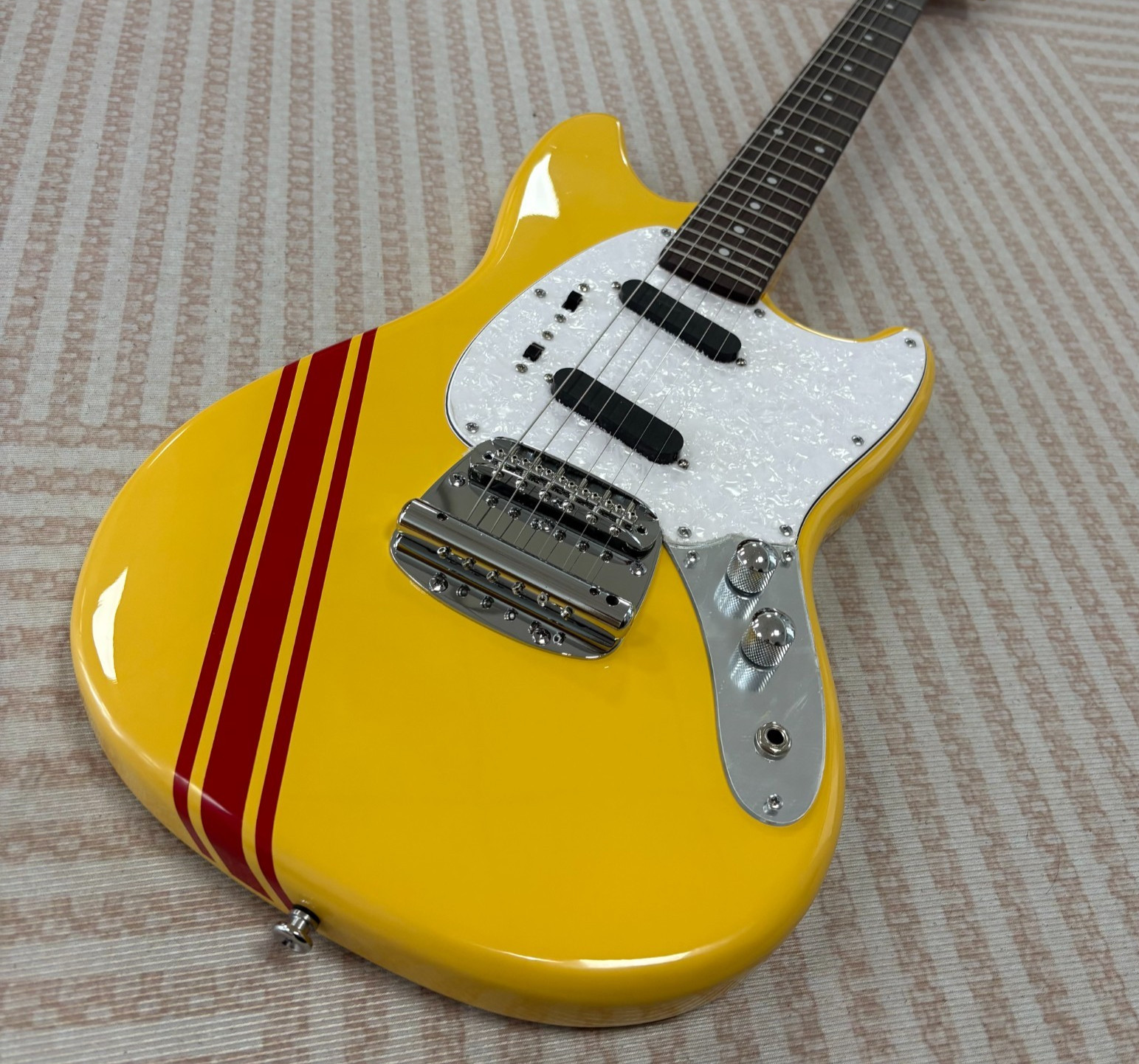 Yellow Mustang Style Electric Guitar Rosewood Fingerboard Maple Neck