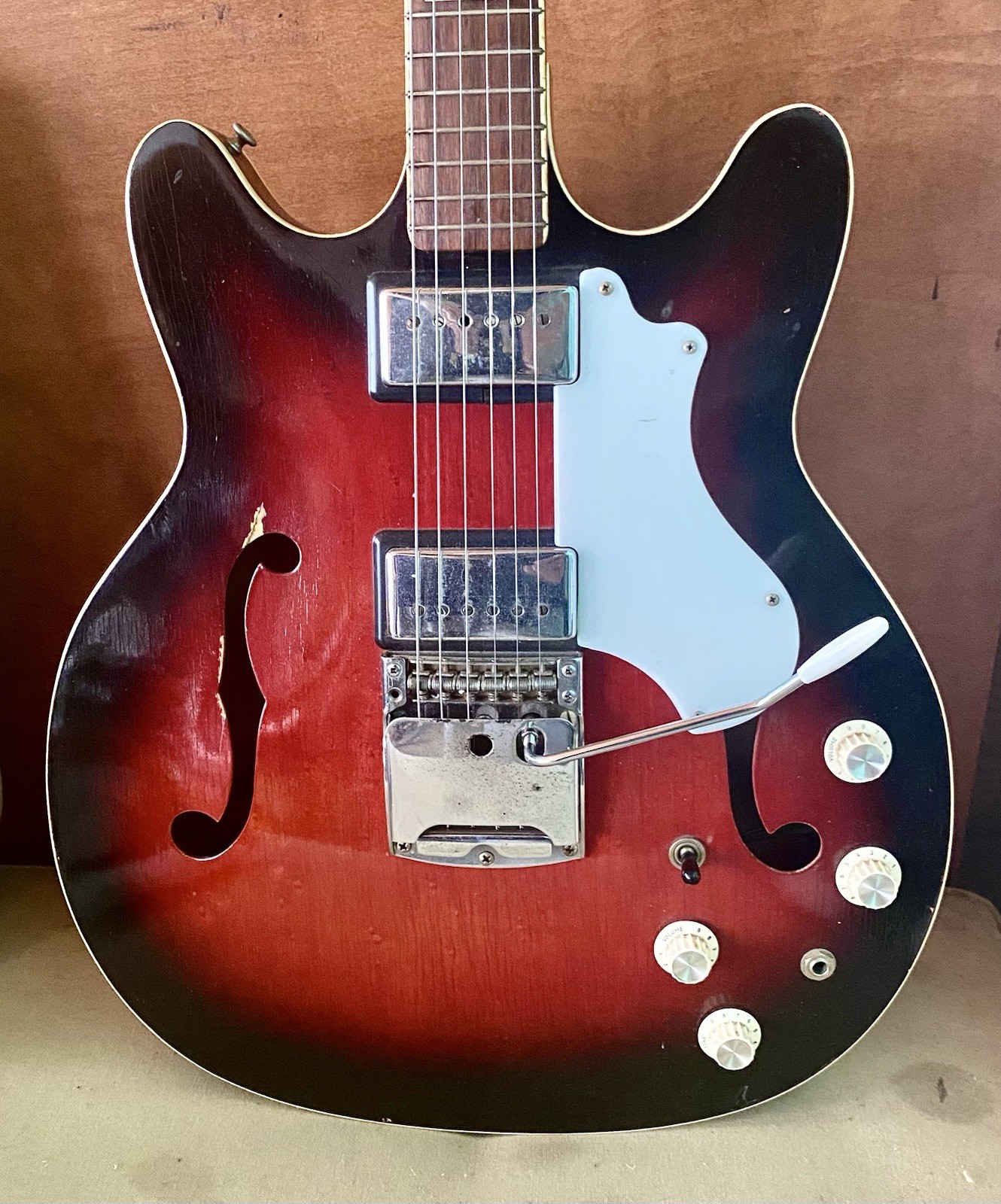 SUPRO CROYDON VINTAGE ELECTRIC GUITAR