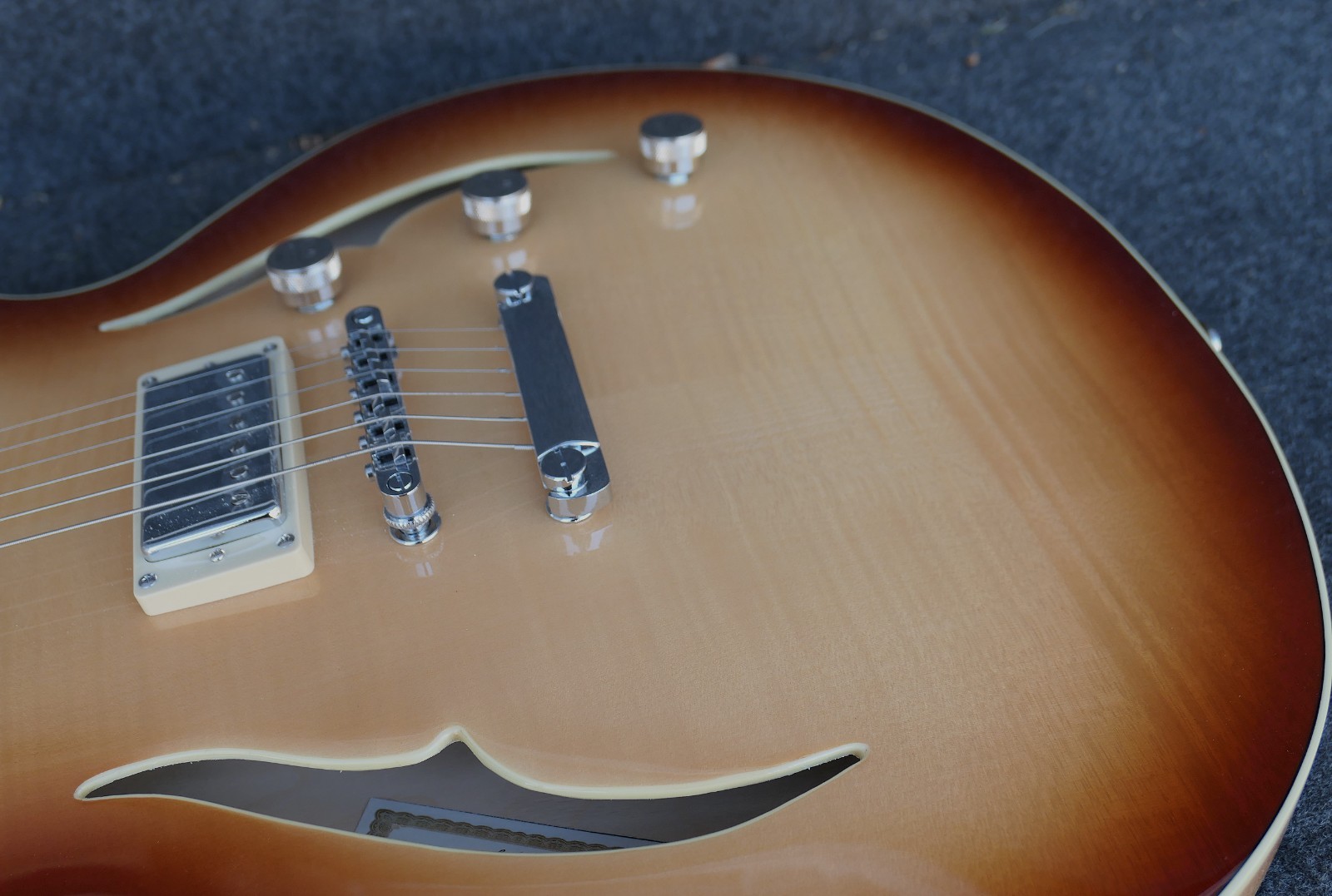 Hofner HCT-VTH-SP-SB Verythin CT SPECIAL Semi hollow has 2 Humbuckers one a P90