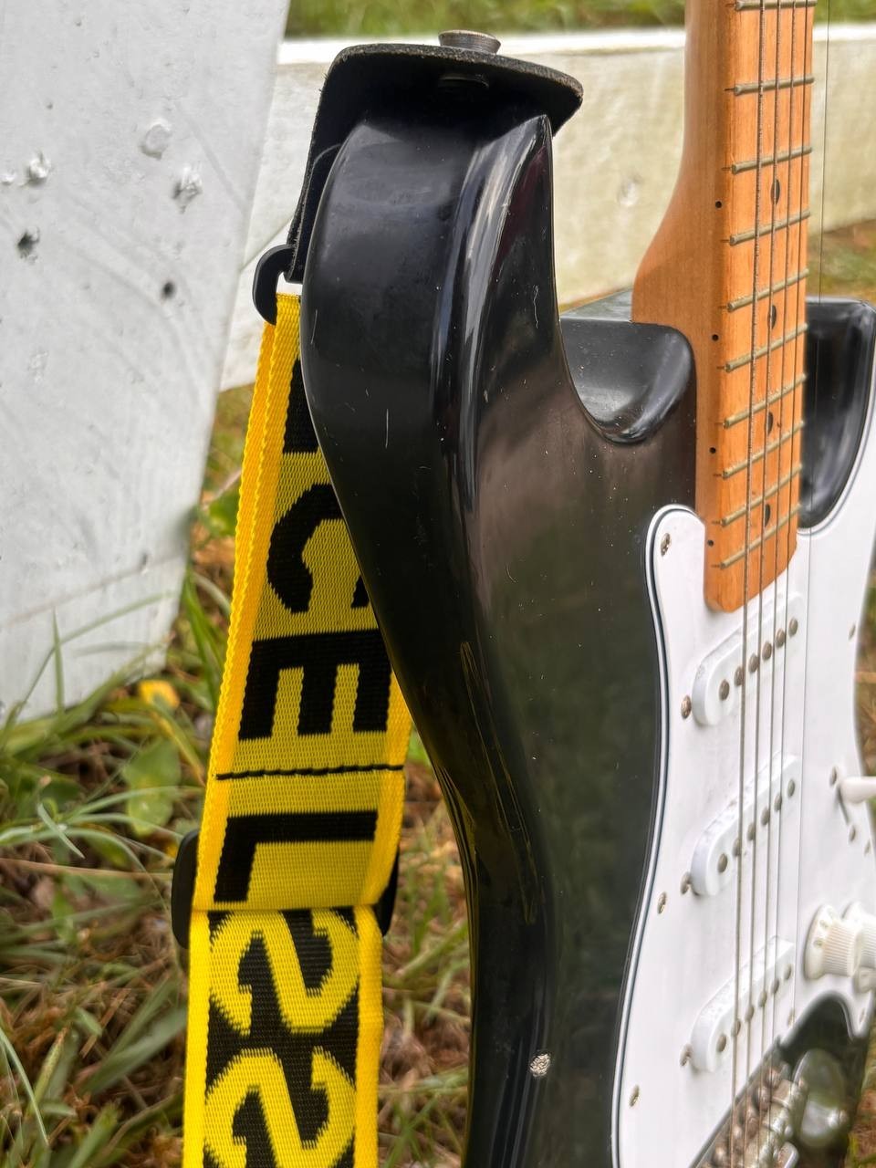 Silvertone SS11 Electric Guitar Missing One String Good Fast Shipping PH9