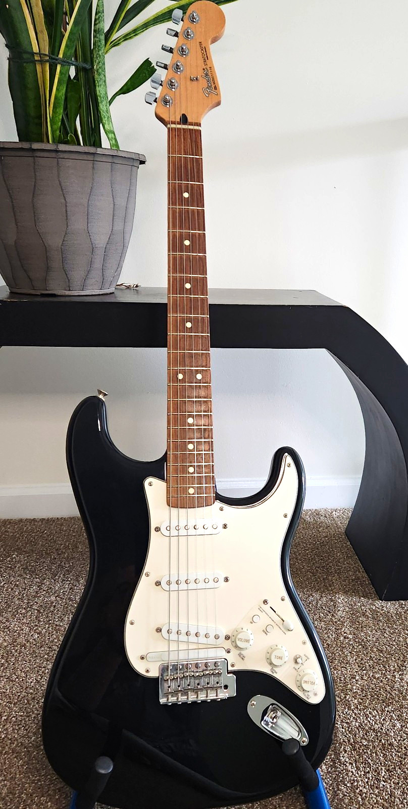 Fender Standard Roland Stratocaster 6-String Excellent Condition