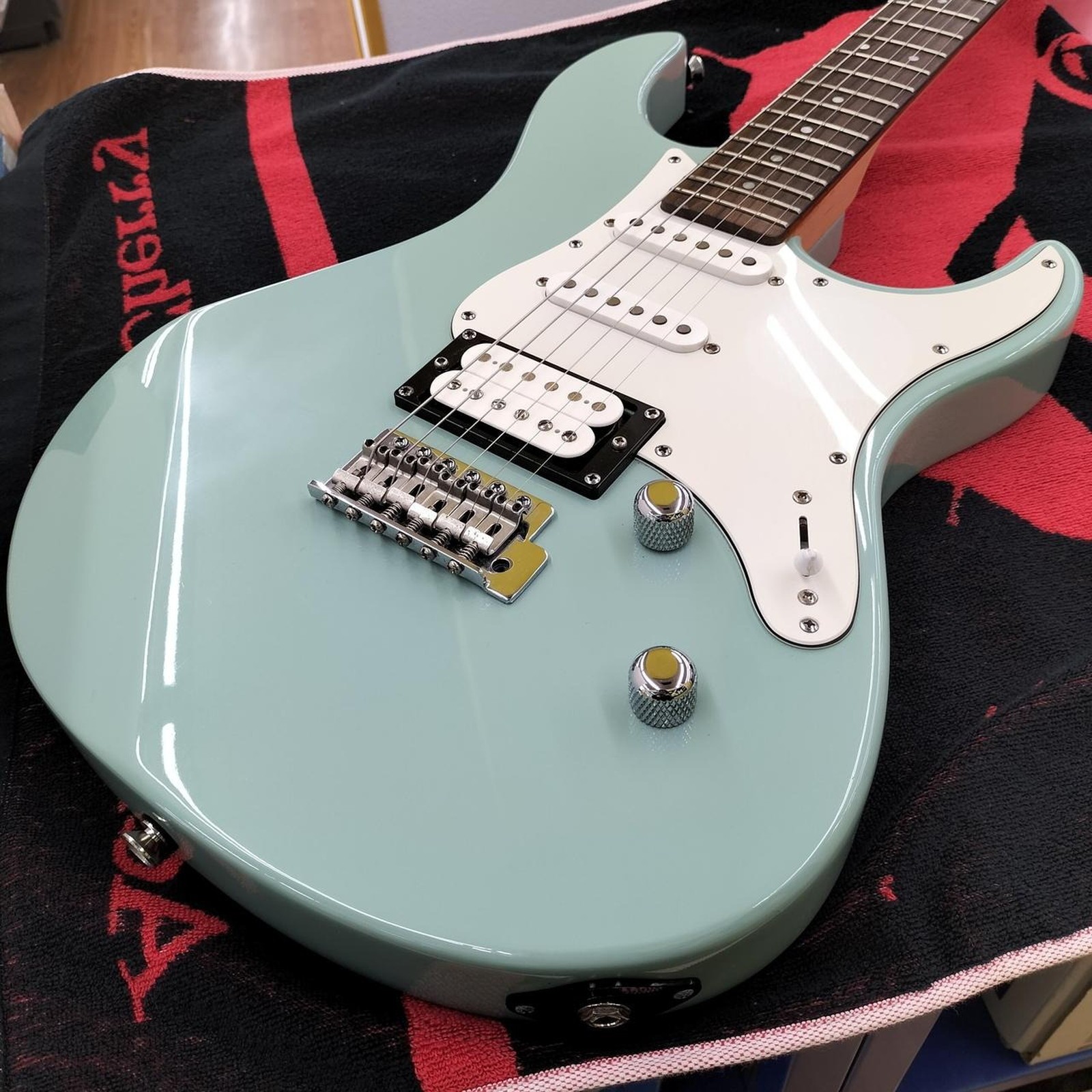 YAMAHA PAC112V Used Alder body Maple neck Rosewood fingerboard Sonic Blue