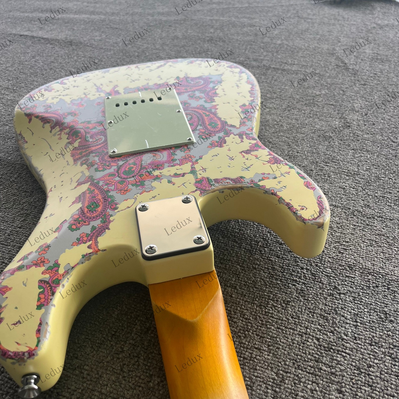 CreamPaisley Electric Guitar Stainless Rounded Fret Tremolo Bridge SSS Pickups