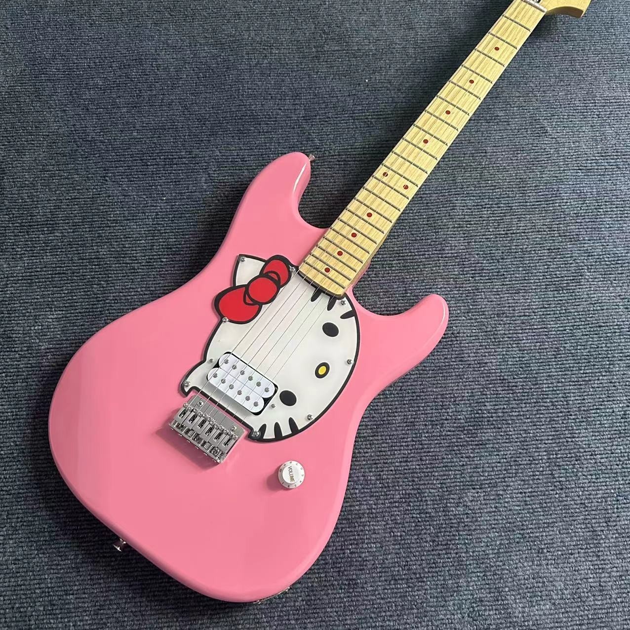 Electric guitar kitten, maple fingerboard
