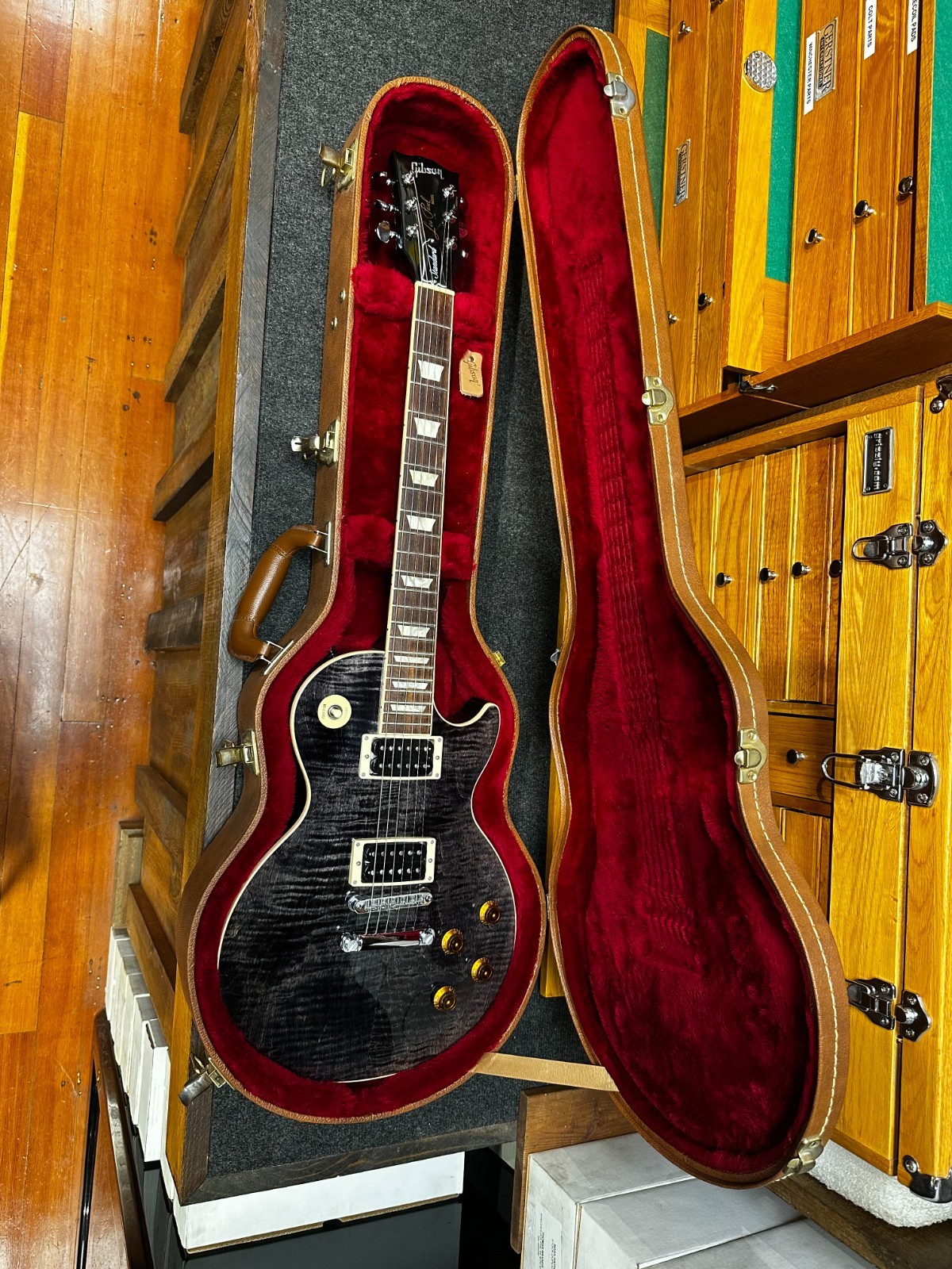 2016 Gibson Les Paul Standard Flame Top – Translucent Black – PRISTINE