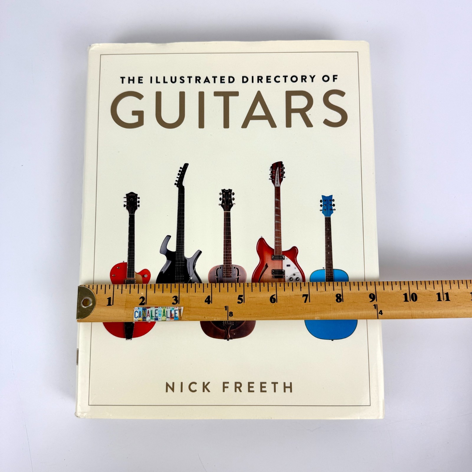 The Illustrated Directory of Guitars by Nick Freeth 2011 HARDCOVER w Dust Jacket